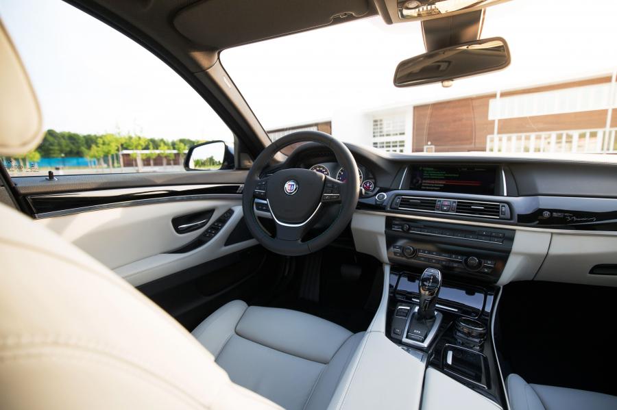 Интерьер Alpina B5 Bi-Turbo Touring Edition 50 (F11) 2015 года  (фото 11 из 13)